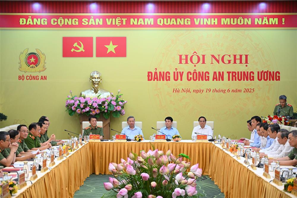 Tổng Bí thư Tô Lâm, Chủ tịch nước Lương Cường, Thủ tướng Chính phủ Phạm Minh Chính dự và chỉ đạo Hội nghị.