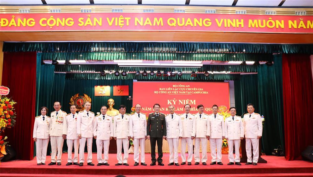 Bộ trưởng Lương Tam Quang và các đại biểu chụp ảnh lưu niệm.