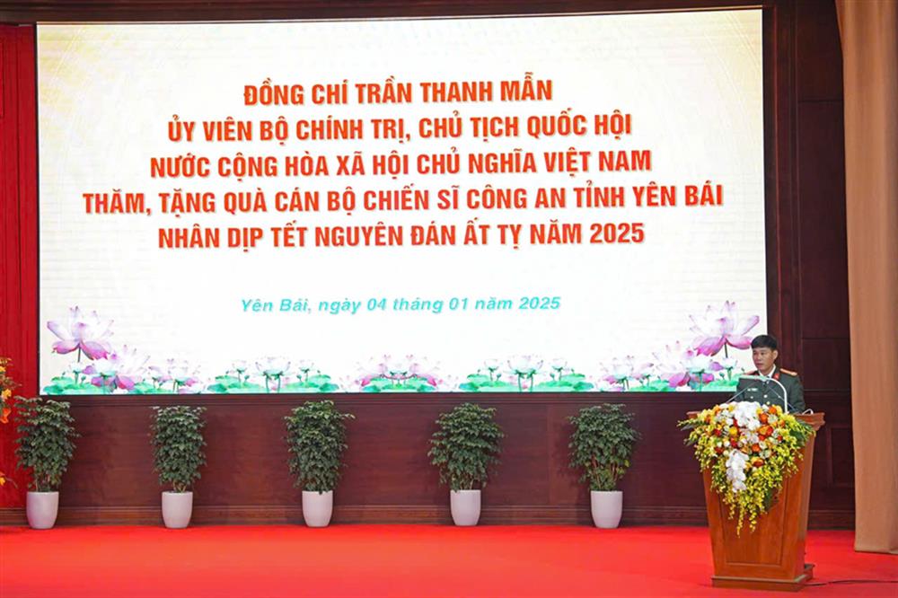 Đại tá Lê Việt Thắng Bí thư Đảng ủy, Giám đốc Công an tỉnh Yên Bái báo cáo kết quả công tác năm 2024.