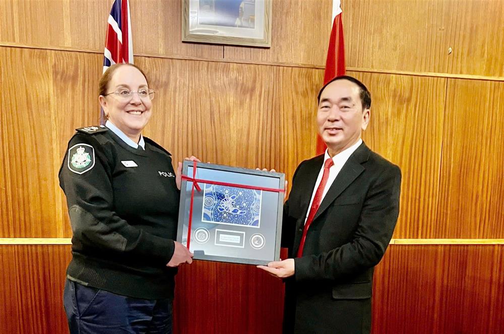 Thứ trưởng Trần Quốc Tỏ và Phó Tổng Tư lệnh Cảnh sát Liên bang Australia (AFP) Lesa Gale.