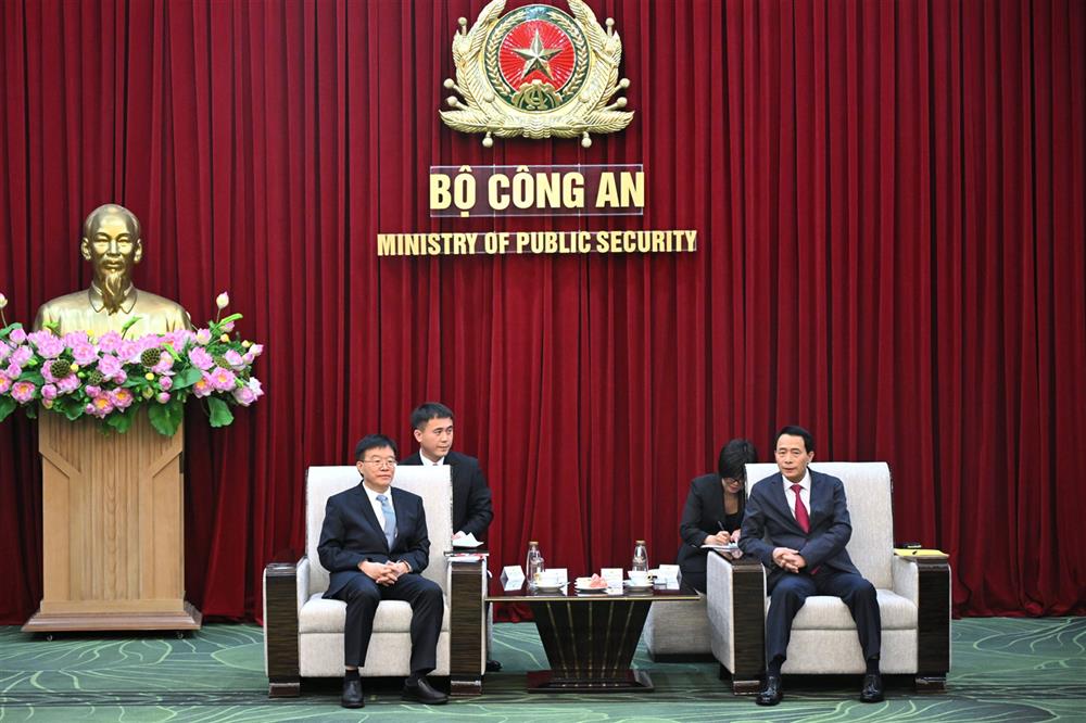 Thứ trưởng Lê Quốc Hùng và Bí thư Ủy ban Chính pháp tỉnh Quảng Tây Miêu Khánh Vượng.