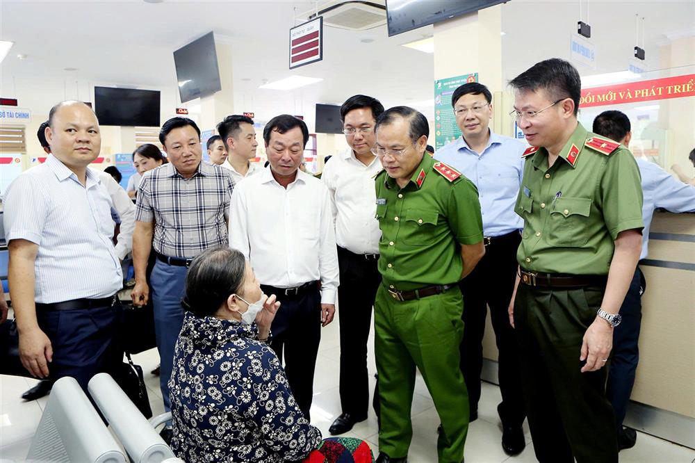Thứ trưởng Nguyễn Văn Long khảo sát thực tế công tác chuẩn bị vận hành tổng thể các hệ thống thông tin dùng chung.