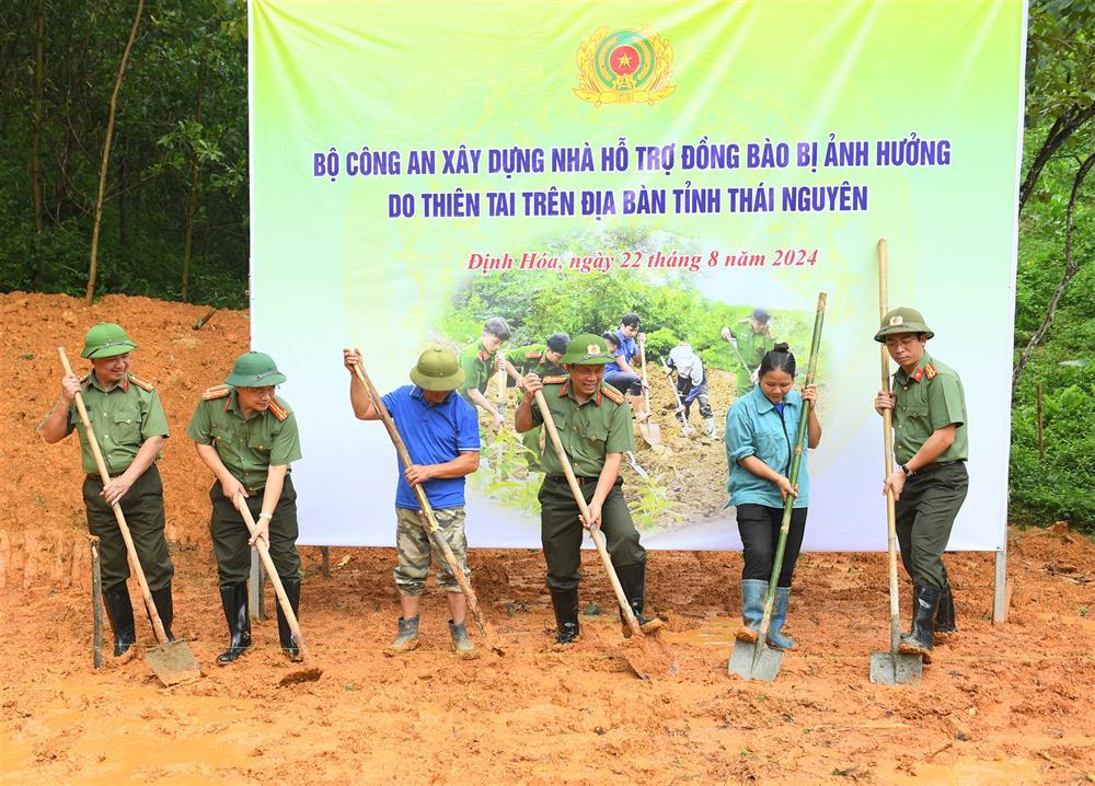 Đại tá Nguyễn Hồng Nguyên, Phó Chánh Văn phòng Bộ cùng các đại biểu và gia đình dự lễ khởi công xây dựng nhà cho người dân bị ảnh hưởng bởi thiên tai..