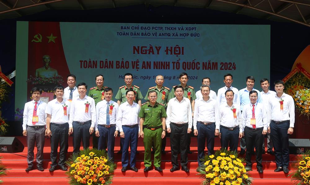 Các đại biểu chụp ảnh lưu niệm.