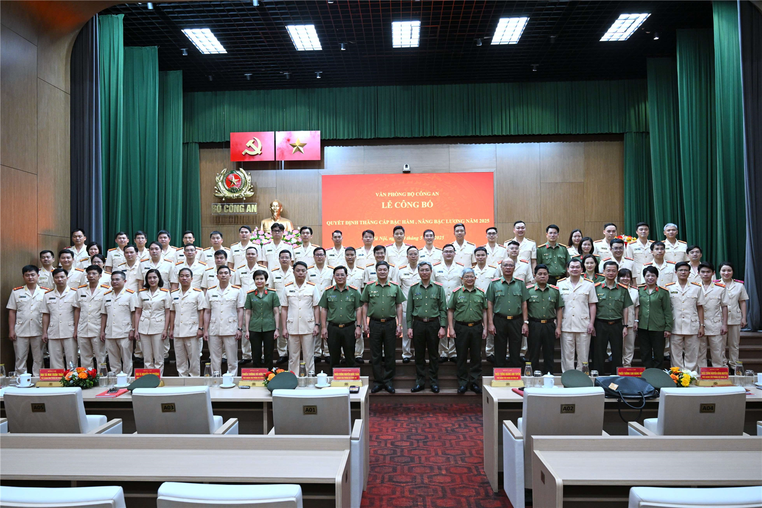 Các đại biểu chụp ảnh lưu niệm với cán bộ, chiến sĩ được thăng cấp bậc hàm, nâng bậc lương năm 2025.