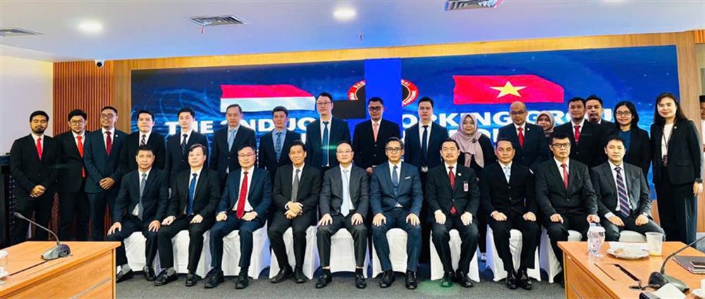 Các đại biểu chụp ảnh lưu niệm.