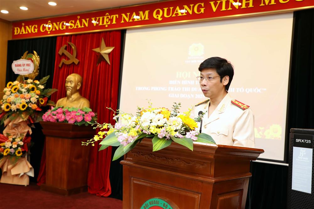 Đại tá Nguyễn Minh Hiếu, Phó Cục trưởng Cục Đối ngoại trình bày Báo cáo tổng kết phong trào thi đua “Vì an ninh Tổ quốc” giai đoạn 2020-2025 của Cục Đối ngoại.