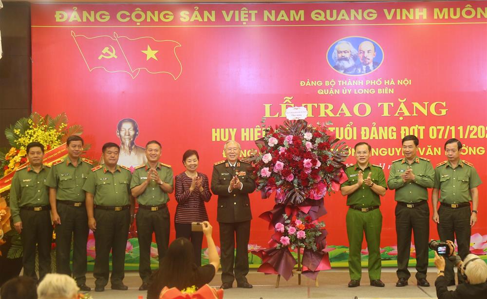 Thứ trưởng Nguyễn Văn Long tặng hoa chúc mừng đồng chí Thượng tướng Nguyễn Văn Hưởng.