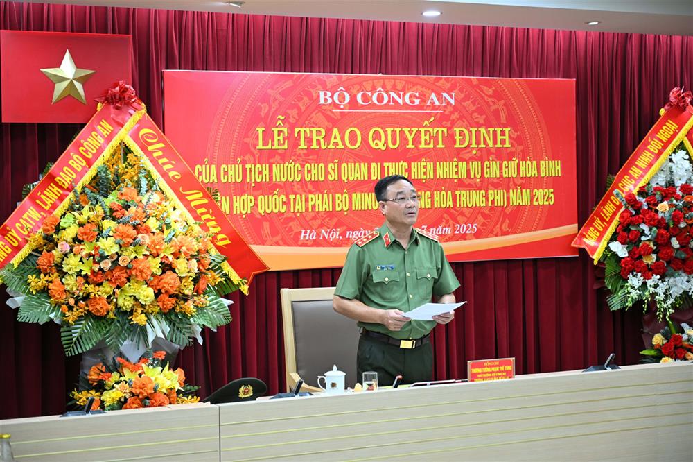 Thứ trưởng Phạm Thế Tùng giao nhiệm vụ cho các sĩ quan tham gia hoạt động GGHB LHQ.