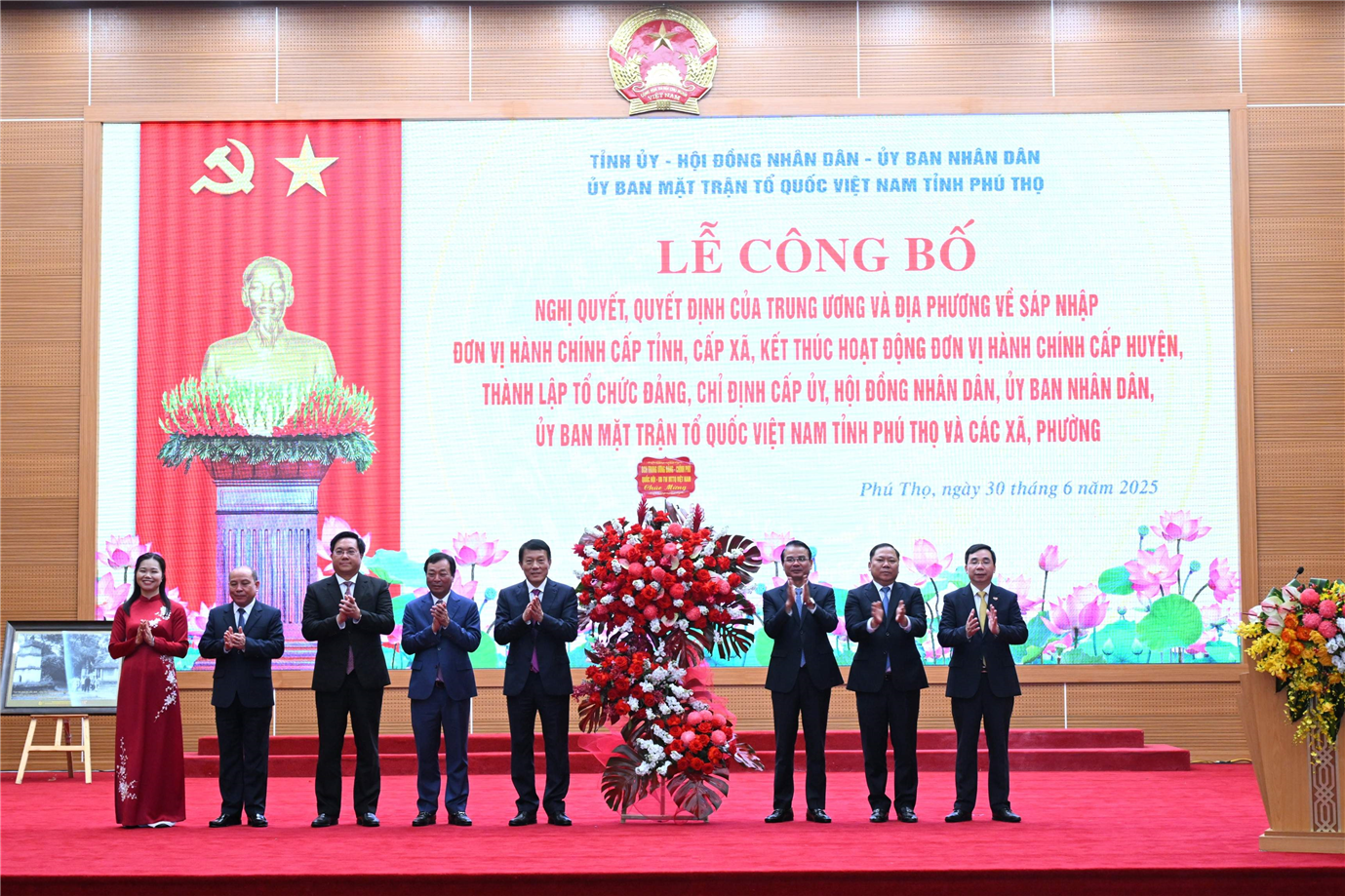 Bộ trưởng Lương Tam Quang chúc mừng Ban Thường vụ Tỉnh ủy Phú Thọ (mới).
