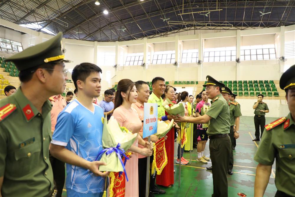 Lãnh đạo các đơn vị tặng hoa, cờ lưu niệm cho các Đoàn thể thao.