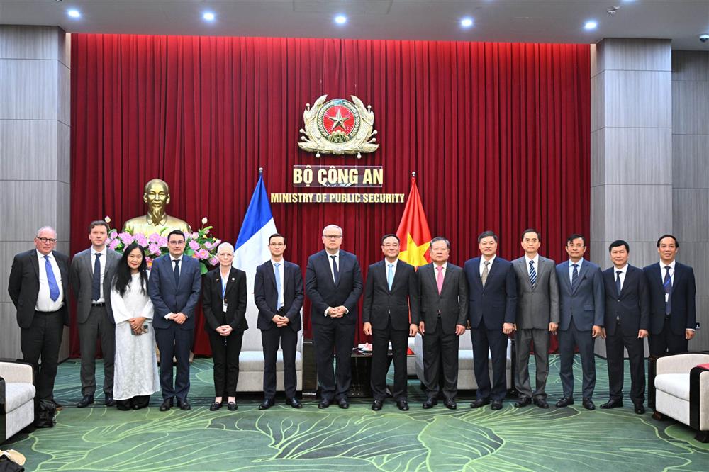 Các đại biểu chụp ảnh lưu niệm.