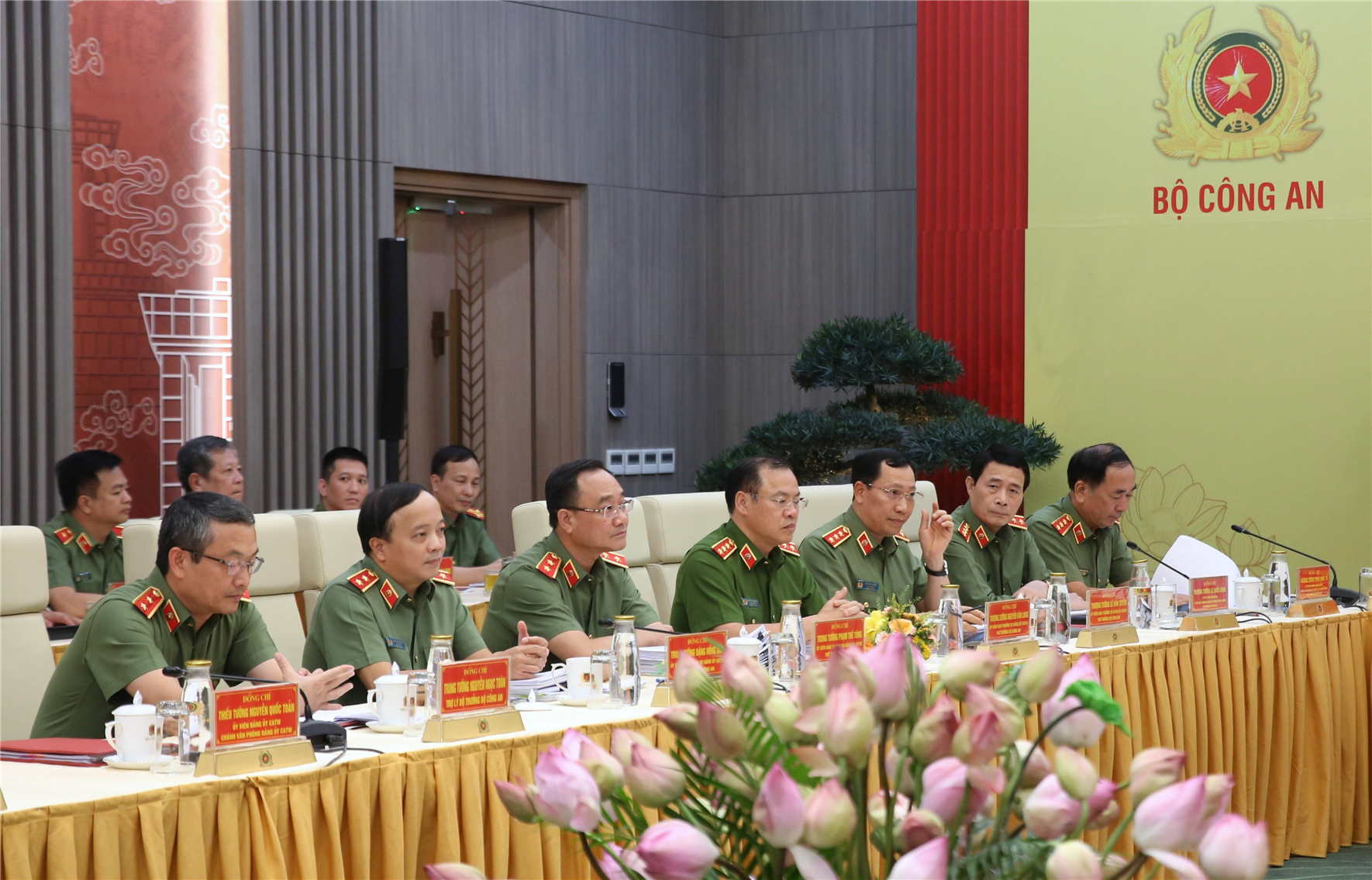 Các đồng chí trong Đảng ủy CATW, lãnh đạo Bộ Công an dự Hội nghị.
