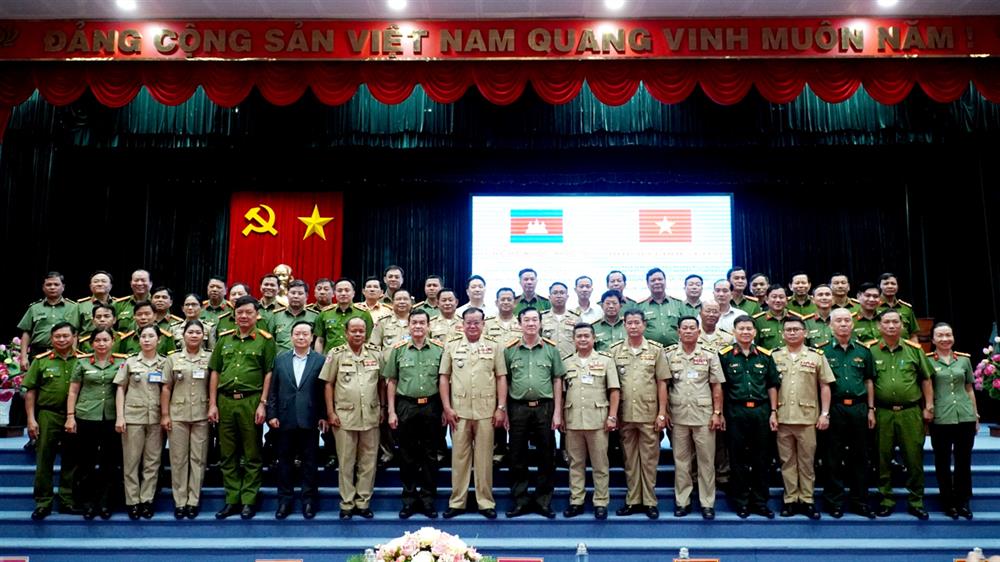 Các đại biểu tham dự buổi họp mặt đối ngoại