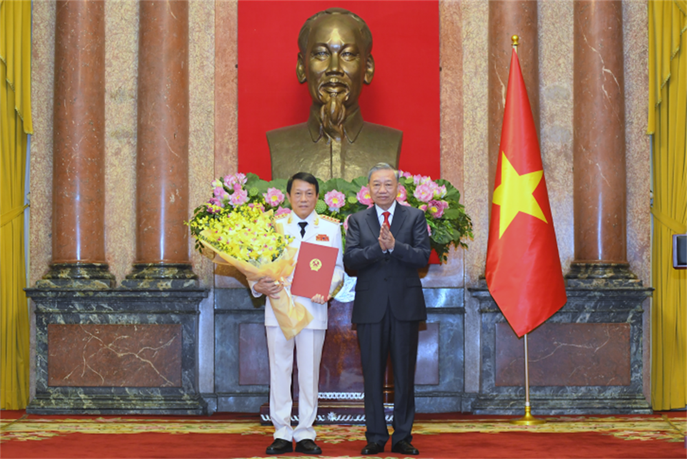 Tổng Bí thư, Chủ tịch nước Tô Lâm trao quyết định thăng cấp bậc hàm Đại tướng cho Bộ trưởng Lương Tam Quang.