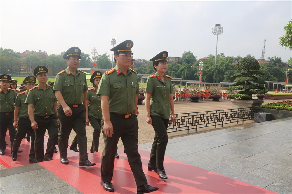 Các đại biểu vào Lăng viếng Chủ tịch Hồ Chí Minh.