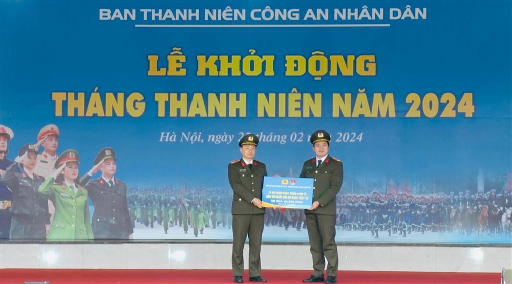 Đồng chí Trần Trọng Nguyên, Phó Trưởng ban Thanh niên CAND tiếp nhận nguồn lực từ các đơn vị trong Tháng Thanh niên.