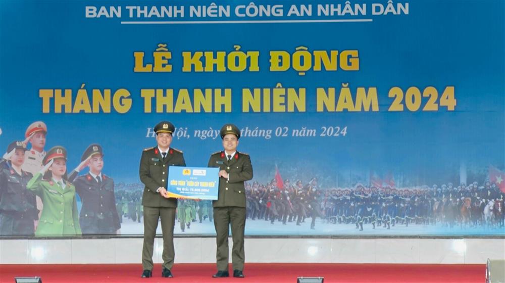 Đồng chí Đồng Đức Vũ, Trưởng ban Thanh niên CAND tiếp nhận nguồn lực hỗ trợ Chương trình Tháng Ba biên giới.