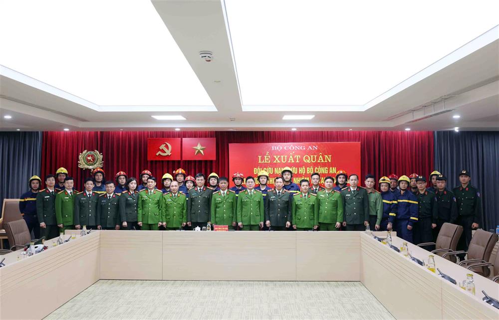 Thứ trưởng Lê Văn Tuyến với các đại biểu tại buổi Lễ.