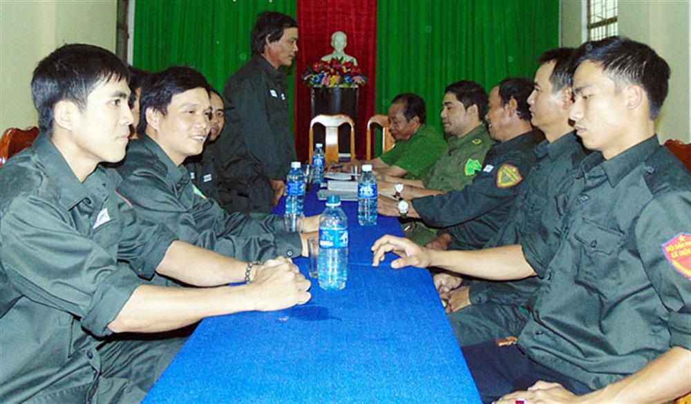 Công an và dân phòng xã Điện Thọ, thị xã Điện Bàn trao đổi tình hình ANTT tại địa phương.