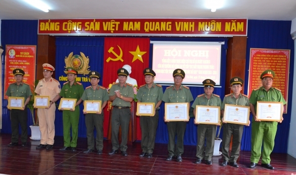 Công an tỉnh Trà Vinh khen thưởng các tập thể, cá nhân có thành tích xuất sắc qua tổng kết các phong trào thi đua.