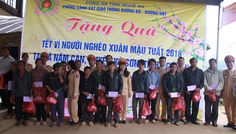 Trao quà tết cho các gia đình có hoàn cảnh khó khăn.