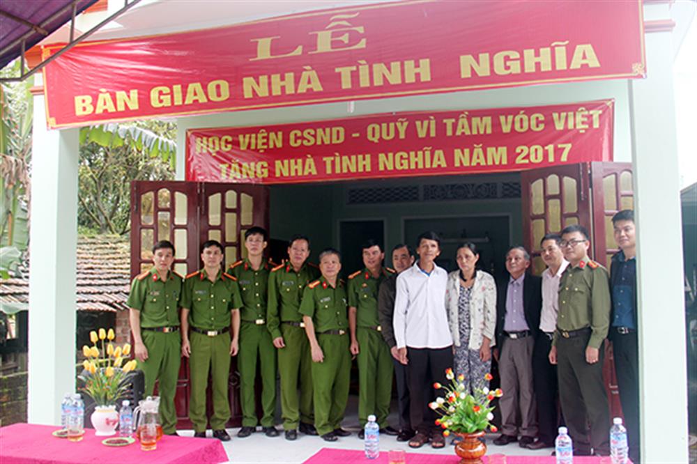 Đoàn công tác Học viện CSND trao tặng nhà tình nghĩa cho gia đình có hoàn cảnh khó khăn.