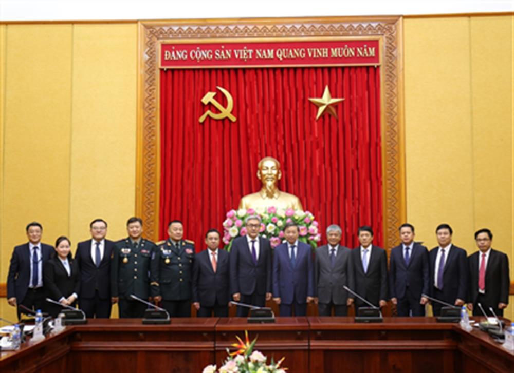 Bộ trưởng Tô Lâm; Thư ký Hội đồng An ninh Quốc gia Mông Cổ Amarjargal Gansukh cùng các đại biểu dự Hội đàm.