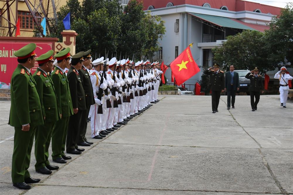 Bộ trưởng Tô Lâm duyệt đội danh dự Công an tỉnh Bắc Kạn.