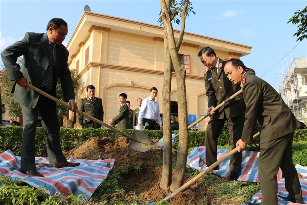 Bộ trưởng Tô Lâm trồng cây lưu niệm tại Công an tỉnh Bắc Kạn.