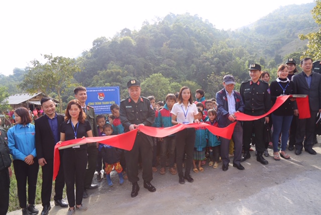 Cắt băng khánh thành điểm trường mầm non tại bản Suối Chạm.