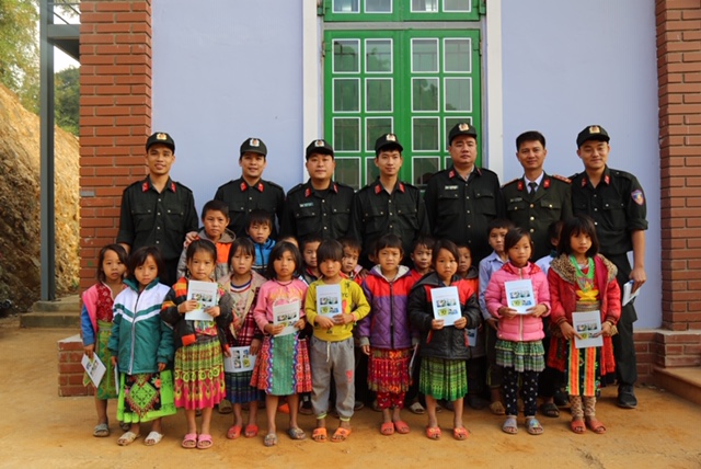 Cán bộ, chiến sỹ chụp ảnh kỷ niệm cùng các em nhỏ xã Hồng Ngài.