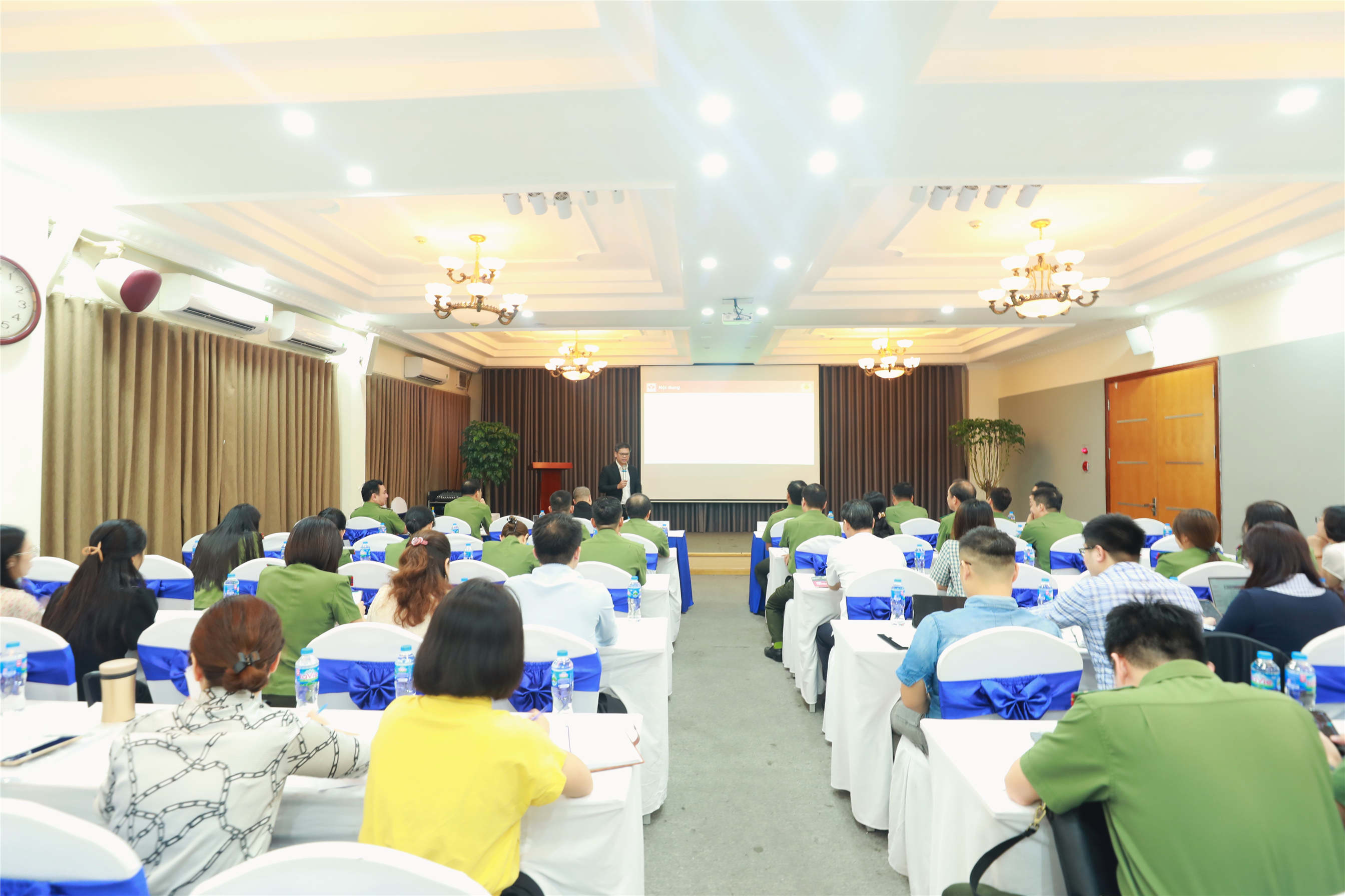 Ngay sau Lễ khai giảng, giảng viên Viện Công nghệ thông tin, Đại học Quốc gia Hà Nội truyền đạt các nội dung đến các học viên.