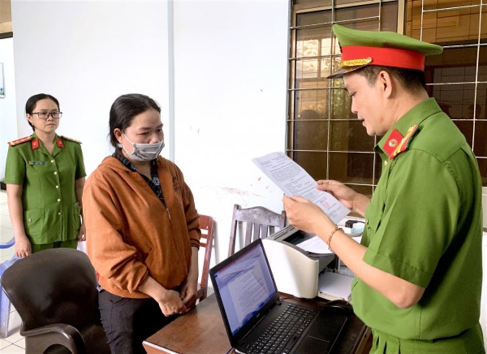 Cơ quan Công an tống đạt Quyết định khởi tố bị can Lâm Thị Tám về hành vi “Lừa đảo chiếm đoạt tài sản”.