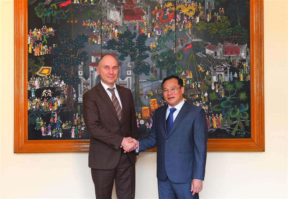 Thứ trưởng Nguyễn Văn Long và ngài Gennady Kazakevich.
