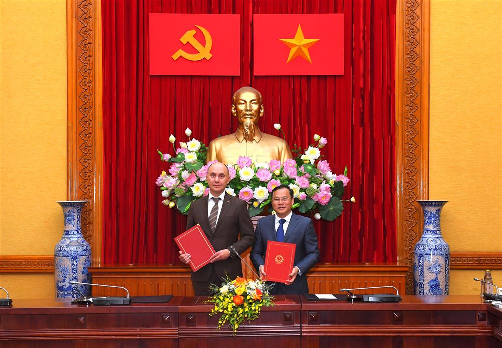 Thứ trưởng Nguyễn Văn Long và ngài Gennady Kazakevich ký và trao Kế hoạch hợp tác trong lĩnh vực phòng, chống tội phạm xuyên quốc gia năm 2024 - 2025 giữa Bộ Công an Việt Nam và Bộ Nội vụ Cộng hòa Belarus.