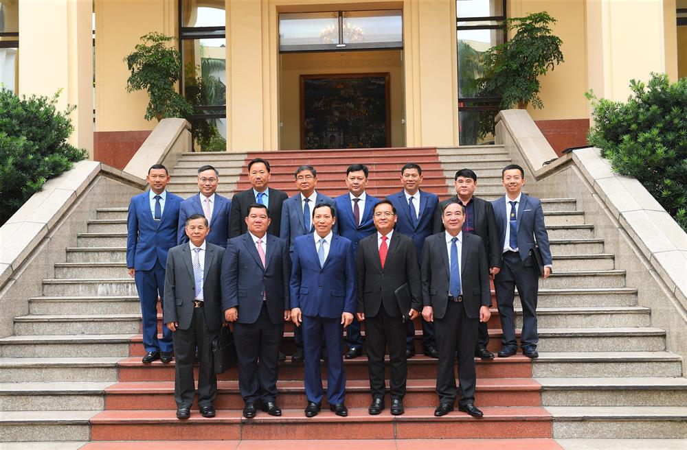 Thứ trưởng Lê Văn Tuyến; ngài Thống tướng Seng You Orn cùng các đại biểu.