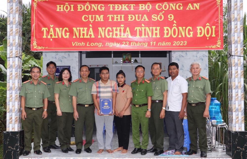 Đại tá Trà Quang Thanh, Phó Giám đốc Công an tỉnh Vĩnh Long và đại diện lãnh đạo Cụm thi đua số 9 trao quyết định tặng nhà nghĩa tình đồng đội tặng Thượng úy Thạch Đồng Khởi.