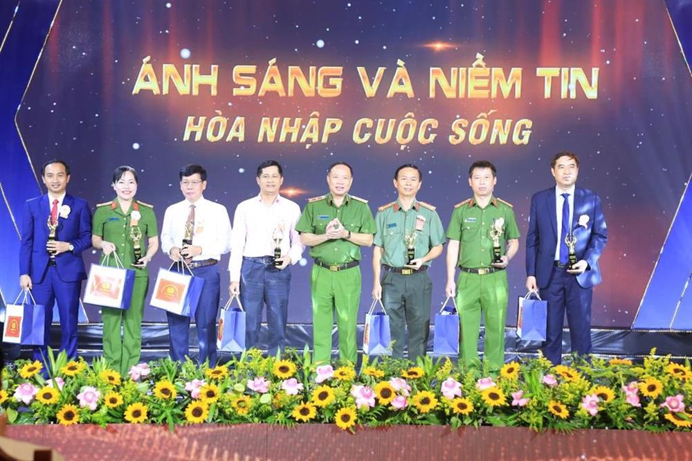 4. Trung tướng Nguyễn Văn Phục trao kỷ niệm chương tặng đại diện các đơn vị.