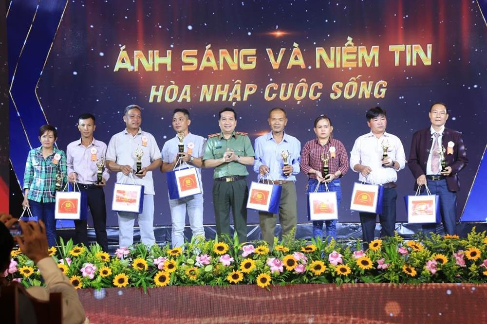 6. Thiếu tướng Nguyễn Sỹ Quang, Giám đốc Công an tỉnh Đồng Nai trao kỷ niệm chương tặng các điển hình tái hòa nhập.