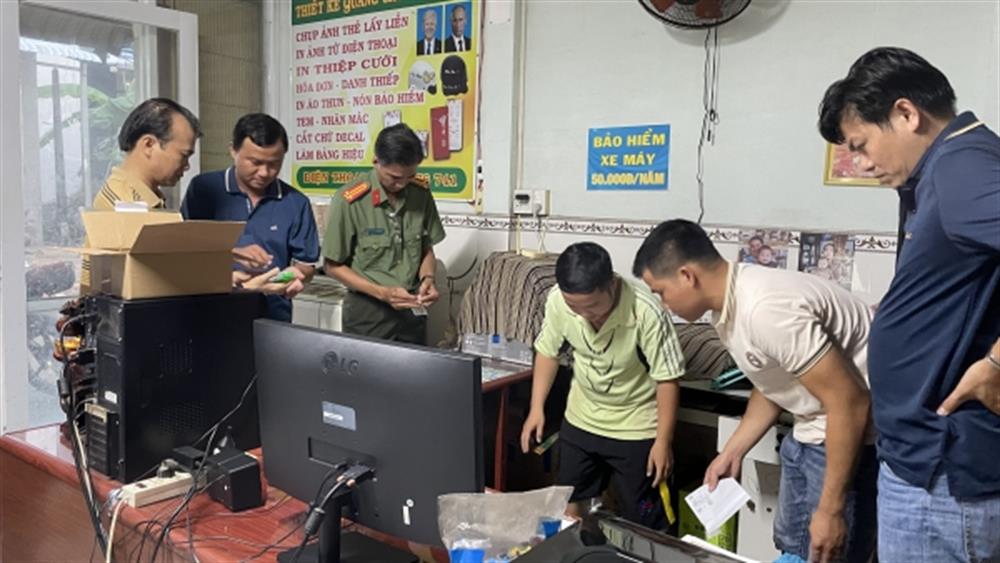 Lực lượng Công an tiến hành khám chỗ ở của đối tượng.