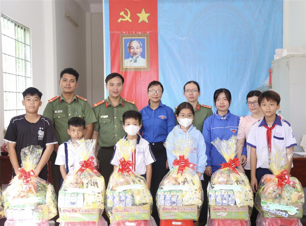 Ban Thanh niên Công an tỉnh Sóc Trăng trao quà tặng trẻ em có hoàn cảnh khó khăn