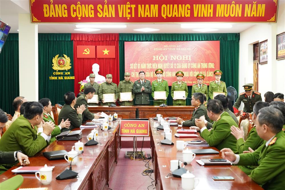 Đại tá Hoàng Văn Mạnh, Phó Giám đốc Công an tỉnh trao Giấy khen của Công an tỉnh tặng các tập thể, cá nhân có thành tích xuất sắc.