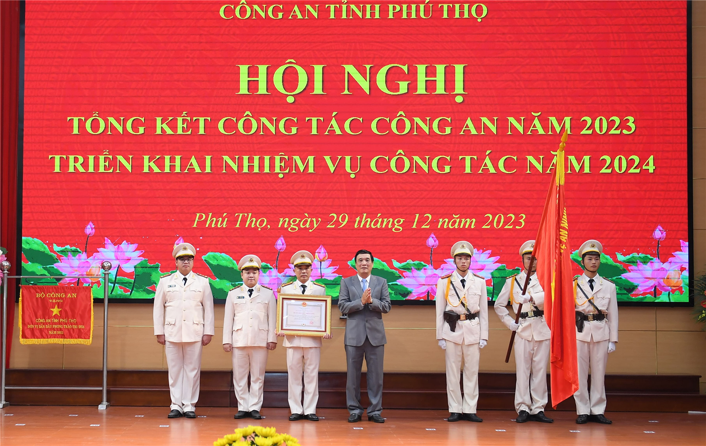Đồng chí Bùi Minh Châu, Bí thư Tỉnh uỷ Phú Thọ trao Huân chương Chiến công hạng Ba tặng Đội Hướng dẫn, điều tra tội phạm về tham nhũng, kinh tế, buôn lậu, môi trường, Phòng Cảnh sát kinh tế.