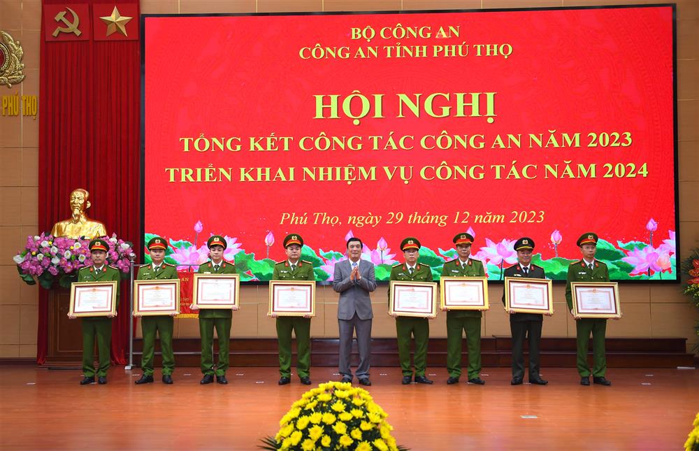 Thừa ủy quyền, đồng chí Bùi Minh Châu, Bí thư Tỉnh uỷ Phú Thọ trao Bằng khen của Thủ tướng Chính phủ tặng 02 tập thể và 06 cá nhân.