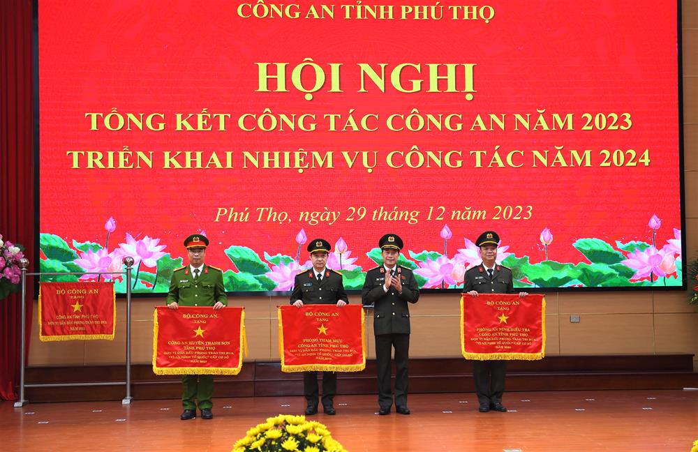 Thứ trưởng Lê Quốc Hùng trao Cờ thi đua của Bộ Công an tặng 03 tập thể.
