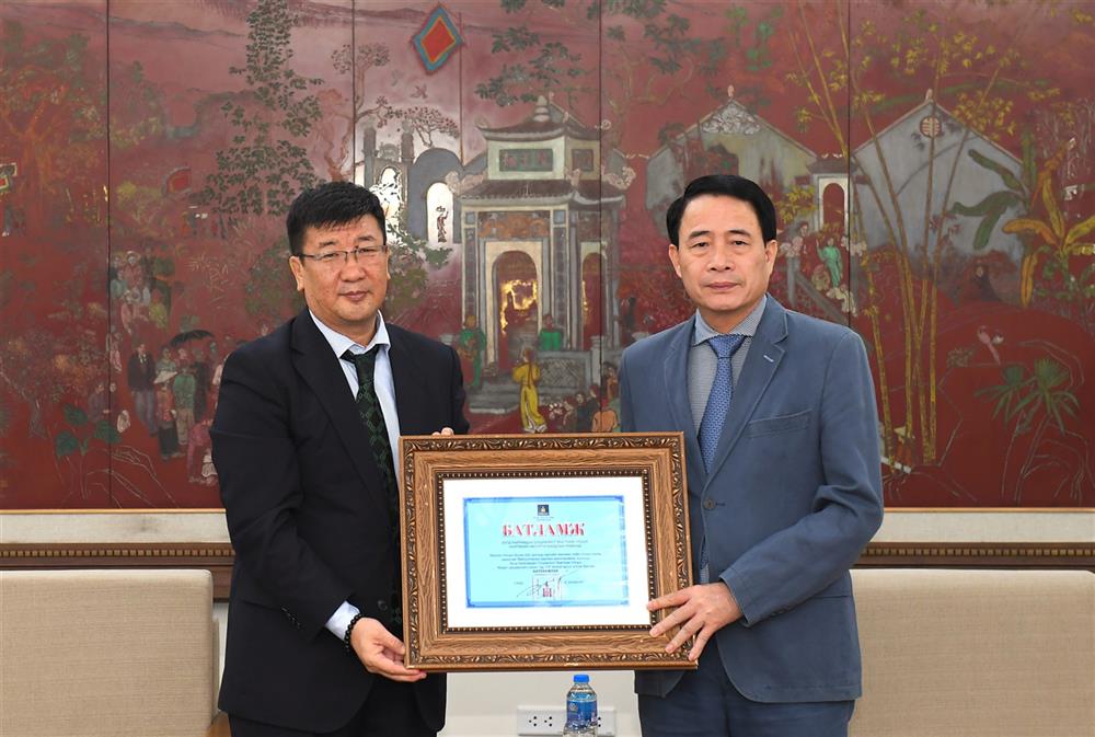 Đại sứ Jigjee Sereejav trao Giấy chứng nhận trao tặng 100 con ngựa của Mông Cổ tới Thứ trưởng Lê Quốc Hùng.