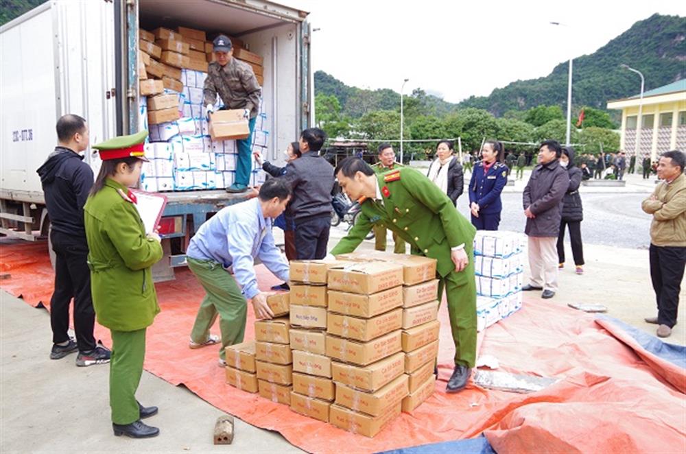 Cơ quan chức năng tiến hành kiểm đếm số lượng hàng hóa đông lạnh không rõ nguồn gốc