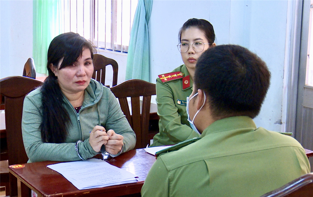 Cơ quan An ninh điều tra Công an tỉnh Bạc Liêu thi hành Quyết định khởi tố, Lệnh bắt tạm giam bị can Huỳnh Mộng Linh.