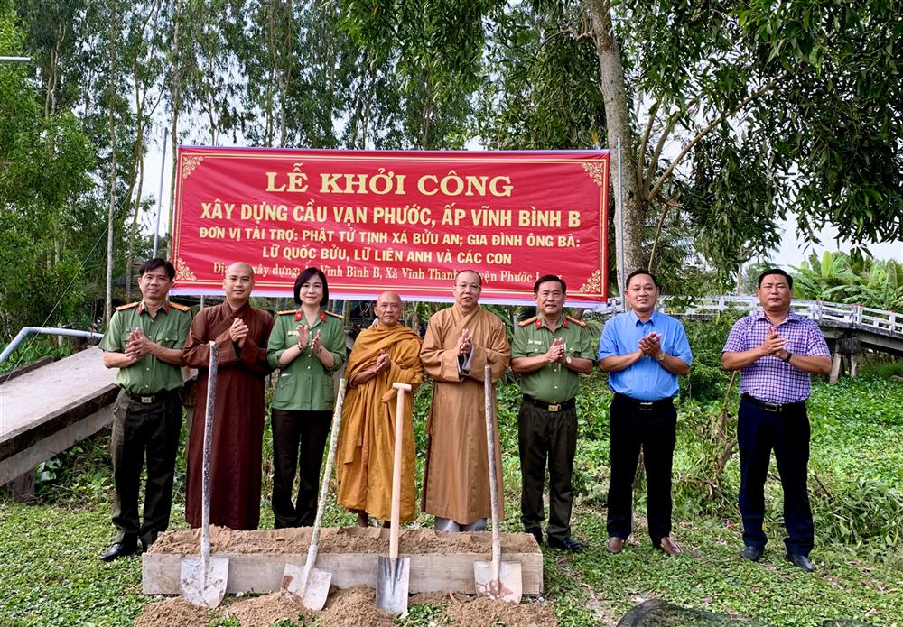 Các đại biểu thực hiện nghi thức động thổ khởi công xây dựng cầu nông thôn.